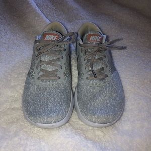 Gray nike tennis shoes